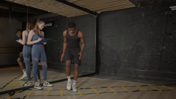 Мотивированный Подтянутый Черный Мужчина Спортивной Одежде Практикующий Упражнения Упражнениях Используя — стоковое видео