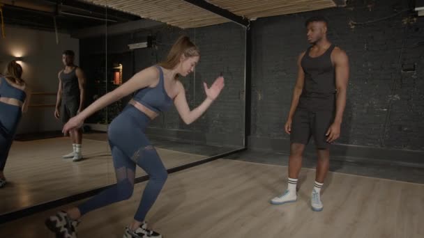 Professionell Attraktiv Sportig Kvinnlig Fitness Instruktör Visar Skridskoåkare Lungor Motion — Stockvideo