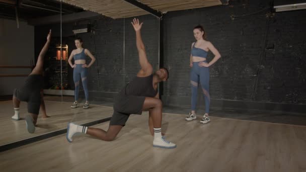 Actif Motivé Musclé Construire Homme Noir Dans Les Vêtements Sport — Video