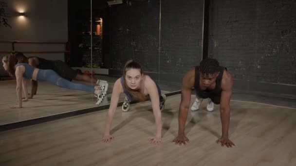 Motivé Déterminé Fitness Diverses Personnes Multiethniques Vêtements Sport Pratiquant Exercice — Video