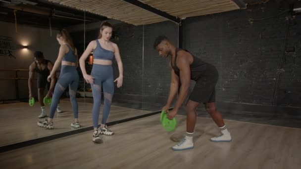 Motivovaný Sportovní Svalová Postava Černošky Cvičit Posilování Pěknou Ženskou Fitness — Stock video