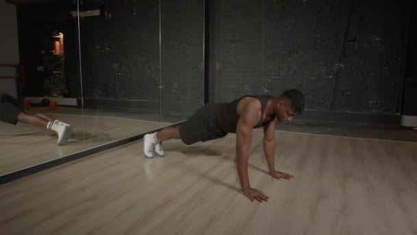 Gemotiveerde Actieve Sportieve Fit Afrikaanse Man Oefenen Geavanceerde Push Oefening — Stockvideo
