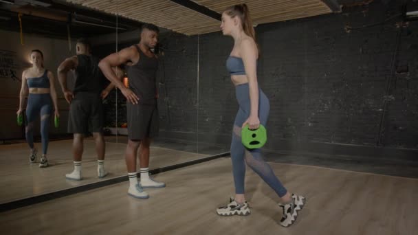 Professionell Attraktiv Sportig Passform Kvinnlig Fitness Instruktör Med Vacker Muskulös — Stockvideo