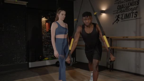 Homme Déterminé Construire Des Muscles Actifs Vêtements Sport Pratiquant Des — Video