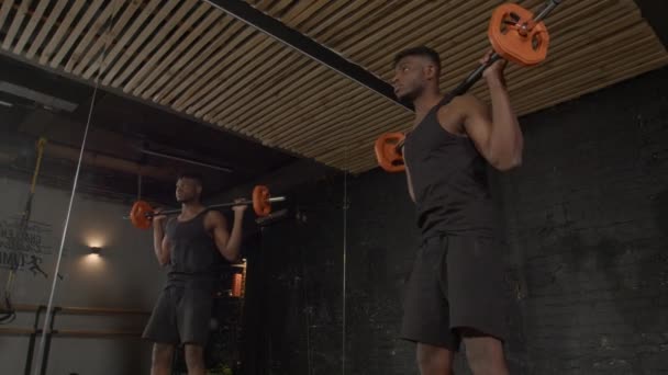 Låg Vinkel Syn Motiverade Stilig Sport Passform African Man Praktiken — Stockvideo