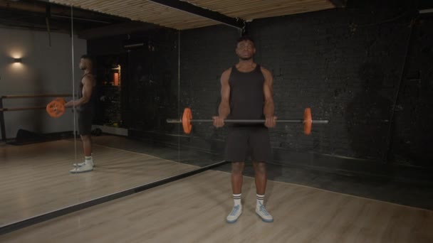 Entschlossener Gut Aussehender Muskulöser Afrikanischer Mann Sportbekleidung Der Gewichtstraining Durchführt — Stockvideo
