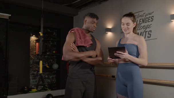 Profissional Atraente Instrutor Fitness Feminino Bonito Muscular Construir Homem Africano — Vídeo de Stock