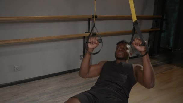 Portret Zdeterminowanego Sportowca Murzyna Wykonującego Ćwiczenia Masą Ciała Wykonującego Podciąganie — Wideo stockowe