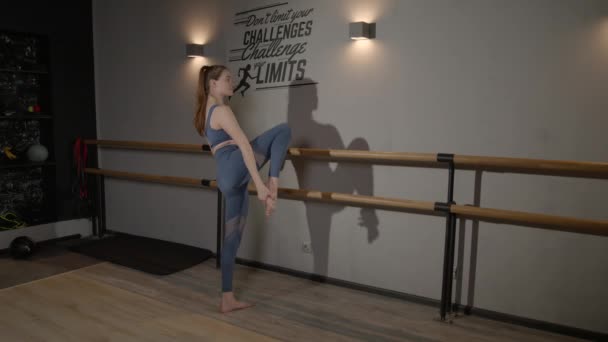 Atrakcyjna Aktywna Wysportowana Kobieta Ćwicząca Stojąco Sali Gimnastycznej Studiu Fitness — Wideo stockowe