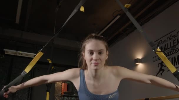 Porträtt Aktiva Motiverade Sportig Passform Vacker Kvinna Tränar Kroppsviktsträning Utföra — Stockvideo