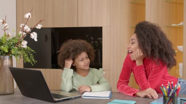 Positivo Adorável Idade Elementar Filha Negra Alegre Mãe Afro Americana — Vídeo de Stock