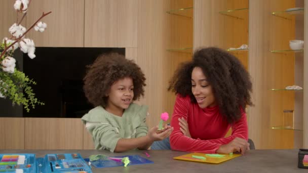 화려한 Playdough에서 수공예 장난감을 보여주는 귀여운 창조적 사춘기 꼬부라진 긍정적 — 비디오