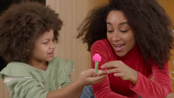 Sevecen Anneye Yapımı Oyun Hamuru Oyuncaklarını Gösteren Kıvırcık Saçlı Afro — Stok video