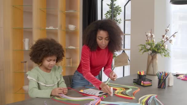 ポジティブな素敵な学校の年齢カーリーアフリカ系アメリカ人の娘と美しい黒人の母親が一緒にデザインをキリングし 自宅でリラックスしながら芸術的で創造的な子供のスキルを開発 — ストック動画
