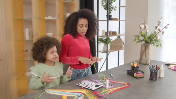 즐거운 귀여운 아프리카계 미국인 여가를 즐기는 즐거운 매력적인 어머니 집에서 — 비디오