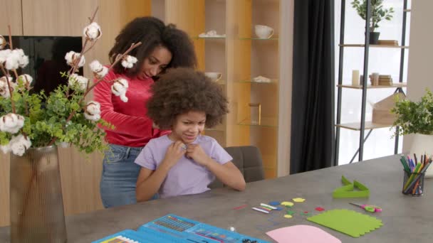 Carinhoso Carinhoso Atraente Afro Americano Mãe Fecho Crianças Artesanato Frisado — Vídeo de Stock