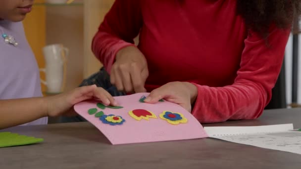 Close Criança Preta Mães Mãos Com Agulha Fio Fazendo Acessórios — Vídeo de Stock