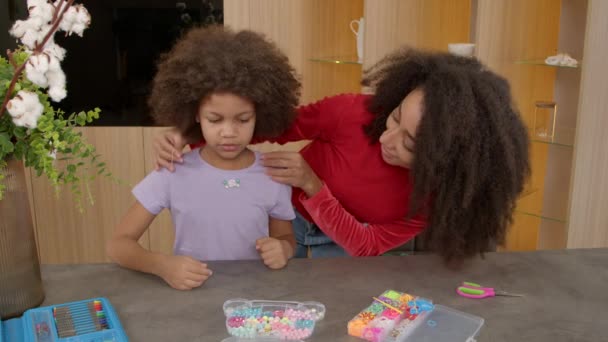 매력적인 어머니와 쾌활한 사랑스러운 초등학교 아프리카계 미국인 돌보는 사랑스러운 Diy — 비디오