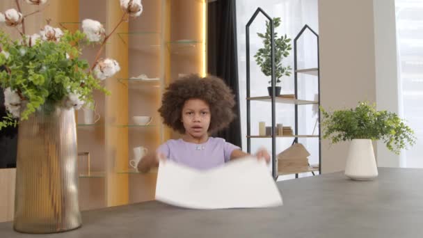 Серйозна Чарівна Дівчина Шкільного Віку Афроамериканка Тримає Паперовий Плакат Над — стокове відео