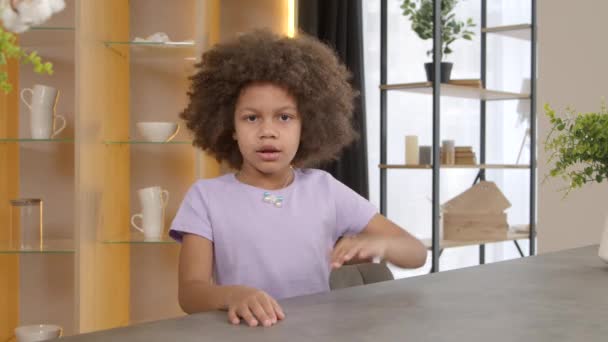 厳格な深刻なかわいい小学生時代 アフリカ系アメリカ人の少女は 手のひらに書かれていない 停止ジェスチャーを示し 屋内で決意と自信を表明 — ストック動画