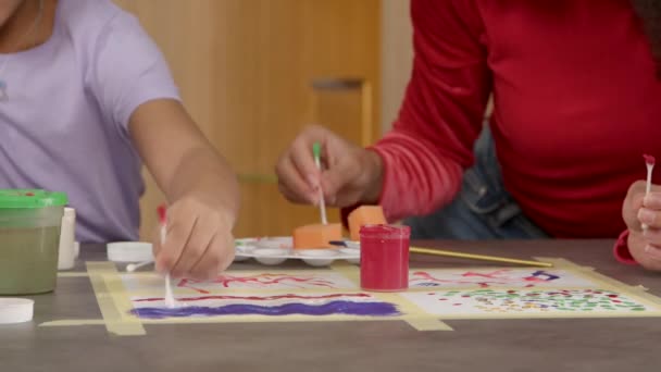 Close Mãos Criança Negra Mãe Pintura Botão Algodão Quadro Sobre — Vídeo de Stock