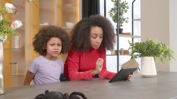 Spitzbübisch Entzückendes Schwarzes Mädchen Grundalter Das Schockiert Attraktive Afroamerikanische Mutter — Stockvideo