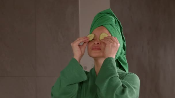 Portret Van Vrolijke Mooie Middelbare Leeftijd Aziatische Vrouw Badjas Handdoek — Stockvideo