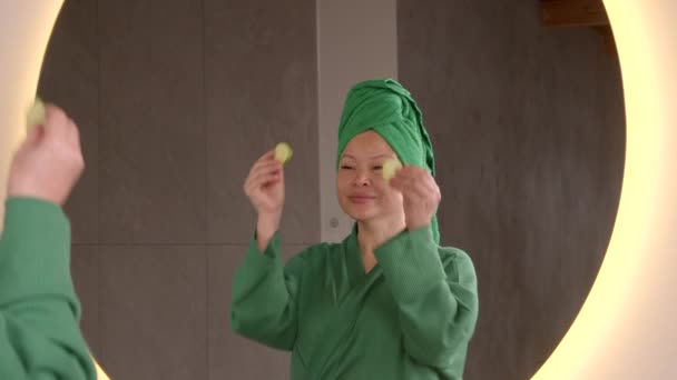 Bornozlu Havluyla Sarılmış Çekici Asyalı Kadın Duştan Sonra Aynaya Bakıyor — Stok video
