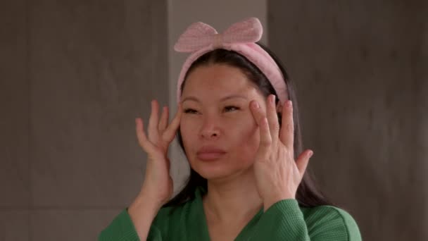 Retrato Alegre Hermosa Mujer Asiática Madura Haciendo Tratamiento Belleza Facial — Vídeos de Stock