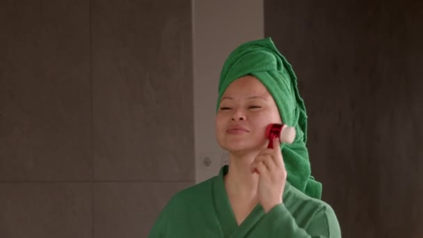 Reflectie Spiegel Van Positieve Mooie Volwassen Aziatische Vrouw Badjas Handdoek — Stockvideo
