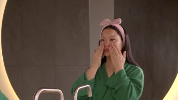 Reflectie Spiegel Van Mooie Middelbare Leeftijd Aziatische Vrouw Dressing Toga — Stockvideo