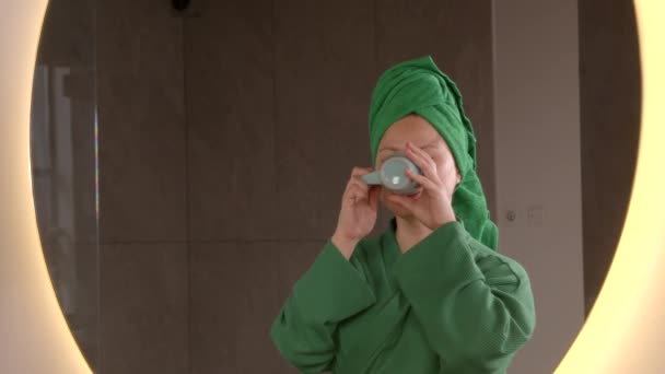 Reflectie Spiegel Van Vrolijke Aantrekkelijke Volwassen Aziatische Vrouw Badjas Handdoek — Stockvideo