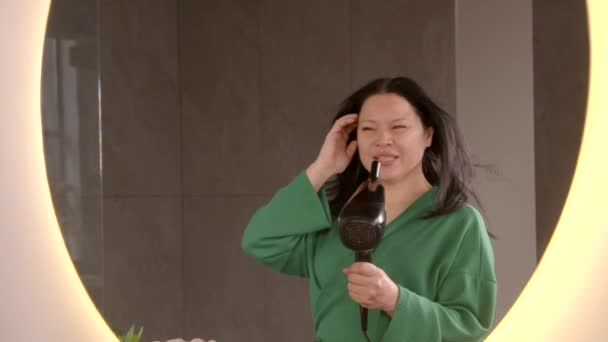 Carefree Encantadora Mulher Asiática Meia Idade Roupão Desfrutando Rotina Beleza — Vídeo de Stock