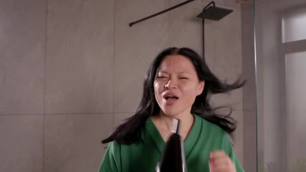 Portré Örömteli Bájos Érett Ázsiai Köntösben Stílus Haj Segítségével Hajszárító — Stock videók