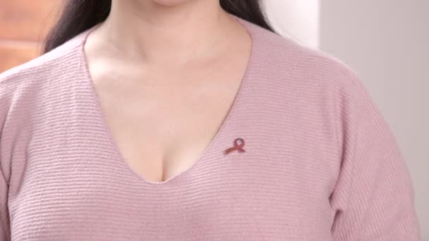 Primer Plano Mujer Tocando Broche Símbolo Conciencia Del Cáncer Mama — Vídeos de Stock