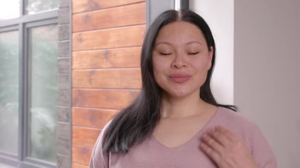 Positieve Aantrekkelijke Aziatische Vrouw Van Middelbare Leeftijd Aanraken Broche Als Stockvideo