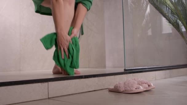 Κοντινό Πλάνο Ώριμης Γυναίκας Που Σκουπίζει Πόδια Πετσέτα Μετά Ντους — Αρχείο Βίντεο