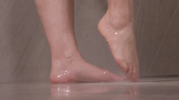 화장실에서 샤워와 다리를 여성의 클로즈업 — 비디오