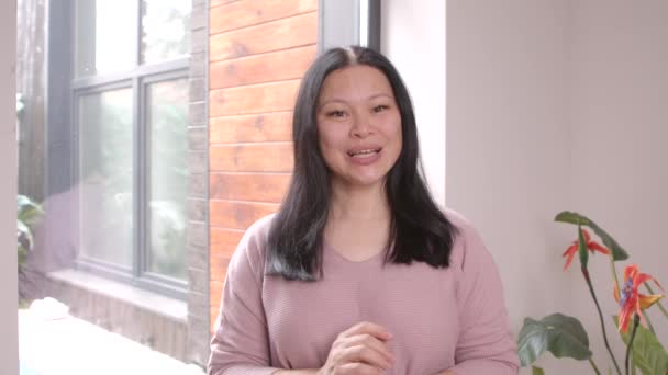 Zelfverzekerde Mooie Aziatische Vrouw Van Middelbare Leeftijd Opnemen Van Video Stockvideo's