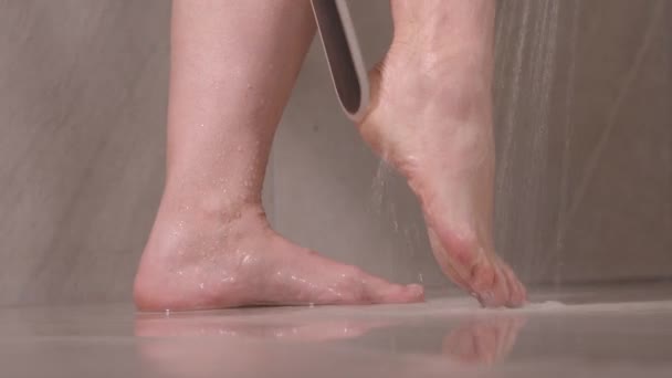 피부를 스크럽 브러쉬를 샤워에서 아름다움 치료를 성숙한 여자의 클로즈업 — 비디오