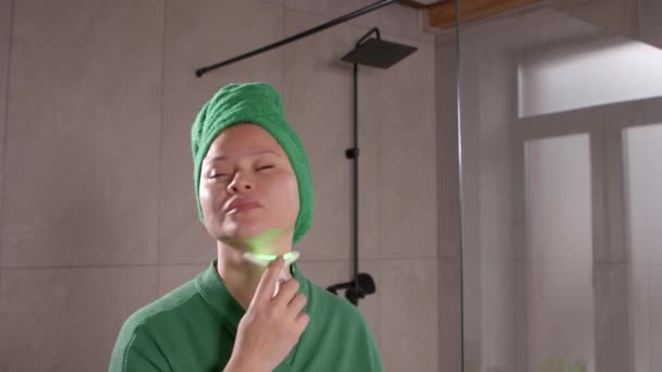 Portret Van Mooie Middelbare Leeftijd Aziatische Vrouw Dressing Toga Staan Stockvideo's