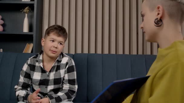 Femme Attentionnée Psychologue Enfant Pratiquant Une Séance Psychothérapie Avec Garçon — Video