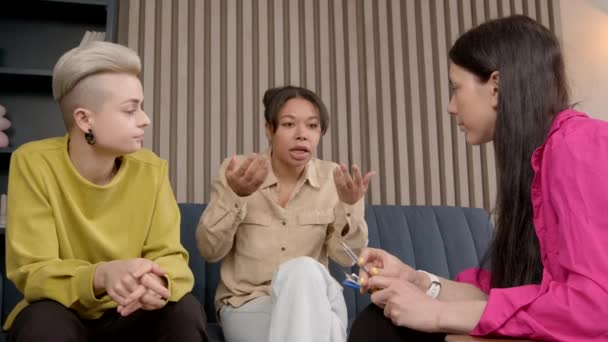Emocionální Zdůraznil Multiracial Lesbičky Pár Vztazích Obtíže Argumentovat Vyjadřující Podráždění — Stock video