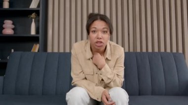 Duygusal olarak stresli Afro-Amerikan kadın portresi. Hayattaki kriz ve zihinsel sorunlar. Profesyonel yardım arıyor, psikoterapistle iletişim kuruyor, depresyonda ve üzgün..