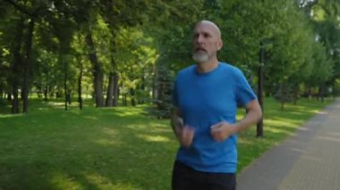 Aktif yakışıklı fitness orta yaşlı spor giyinen erkek koşucu acil durum telefonuna cevap veriyor, haberlerden şok oluyor ve sabah koşusu yaparken daha hızlı koşuyor..