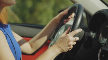 Kadın ellerinin yakın plan kontrollü direksiyon ve dönüş sinyali kolu kadın araba kullanırken..