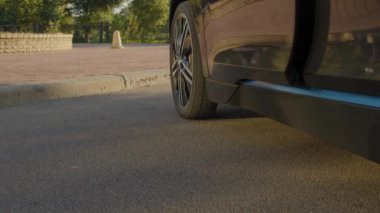 Moda ayakkabılı siyahi işadamlarının park halindeki arabayı bırakıp şehir seyahatinde yürüyüp gitmeleri..