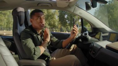 Katı Afrikalı Amerikalı yönetici sürücü koltuğunda oturmaktan memnun değil. Video aracılığıyla çalışanlarla iletişim kuruyor, şehirde araba kullanırken işçilere emirler ve görevler veriyor..