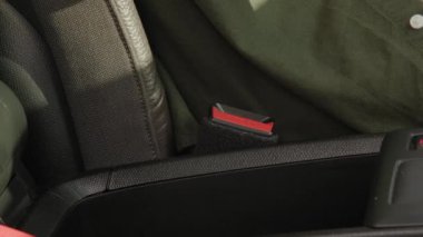 Yol gezisi sırasında emniyet kemeri takan siyah erkek eli yakın plan..