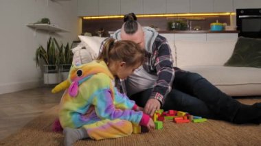 Okul çağında pijama giyen, yakışıklı bir babayla muhabbet eden, renkli çocuklarla eğlenen, evde boş vakitlerin keyfini çıkaran bir kız çocuğu..